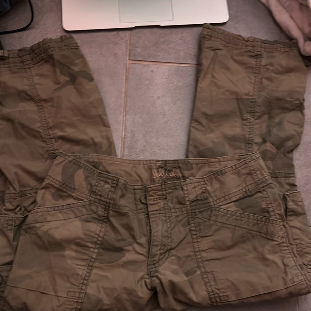 •Hollister army green cargo capri pants